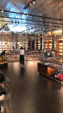 Prada Outlet (Space) .